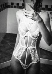 Индивидуалка-проститутка из Киева Олечка предлагающая минет в презервативе